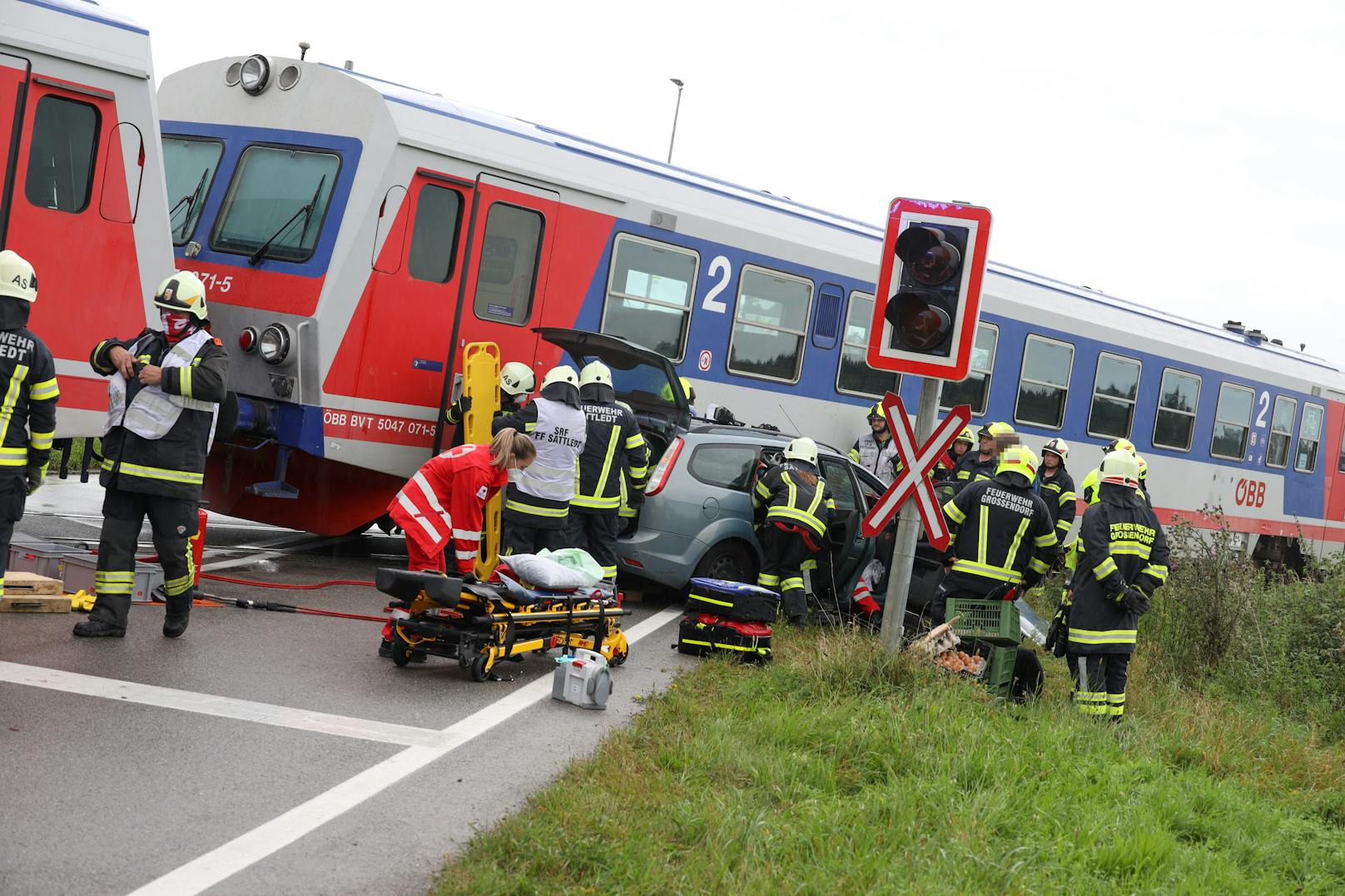 Autolenkerin bei Crash mit Zug schwer verletzt