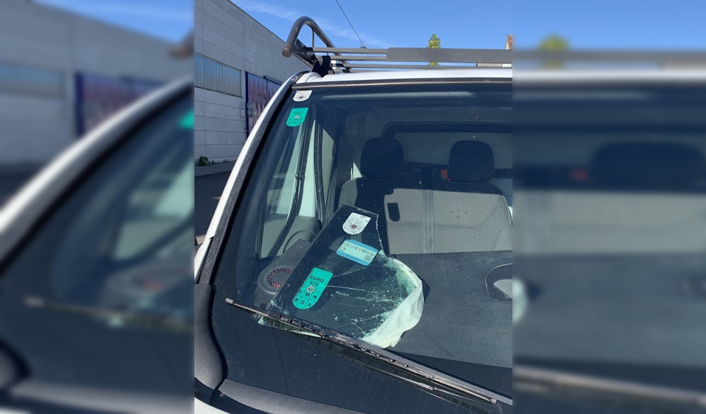 Immerhin hat er ein Parkpickerl, auch wenn es auf der alten Windschutzscheibe pickt.