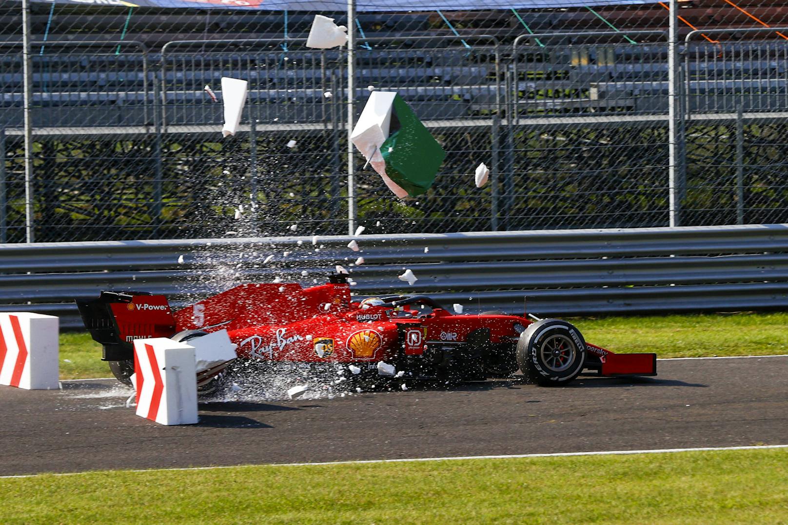 Sebastian Vettel fuhr nach dem Bremsdefekt durch die Styroporplatten.