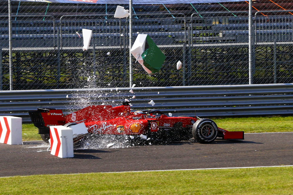 Sebastian Vettel fuhr nach dem Bremsdefekt durch die Styroporplatten.