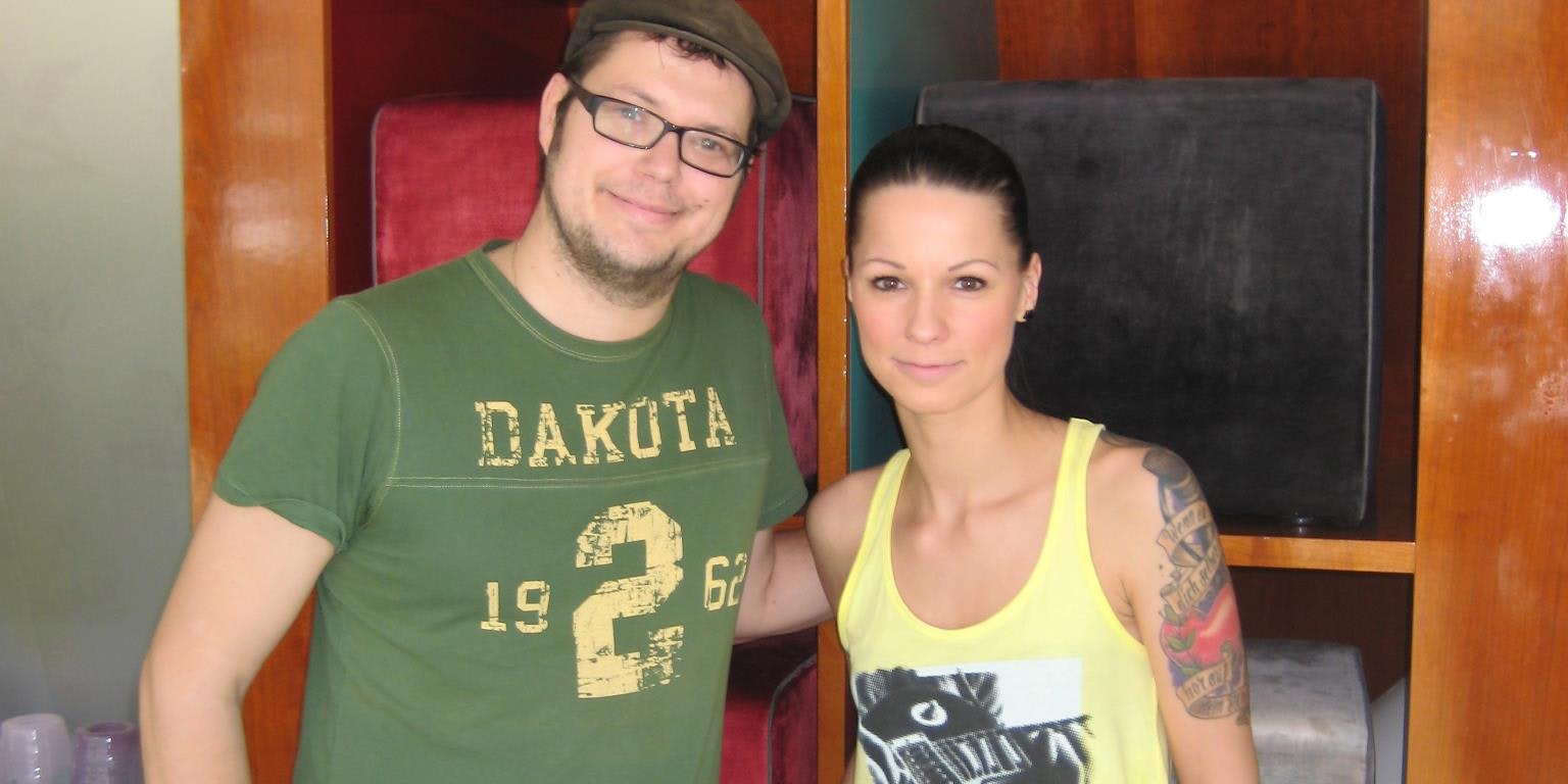 Christina Stürmer mit Tattoo und "Heute"-Redakteur Jochen Dobnik