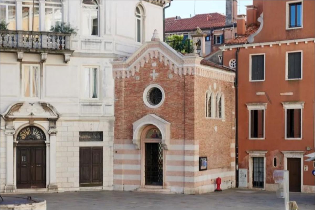Diese Kleinstkirche befindet sich am Canal Grande in Venedig und steht zum Verkauf.