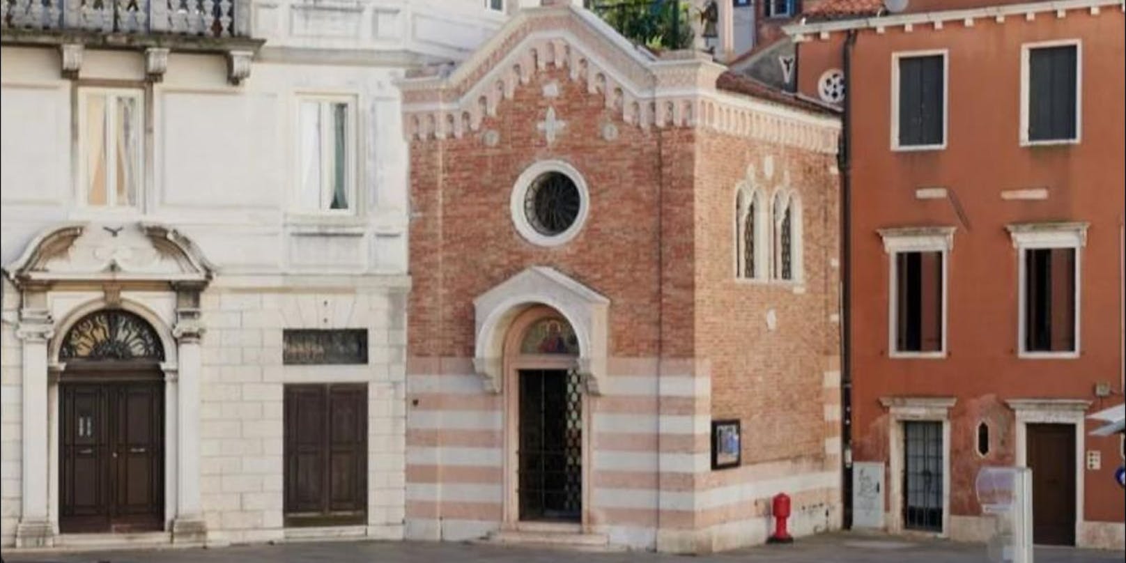 Diese Kleinstkirche befindet sich am Canal Grande in Venedig und steht zum Verkauf.