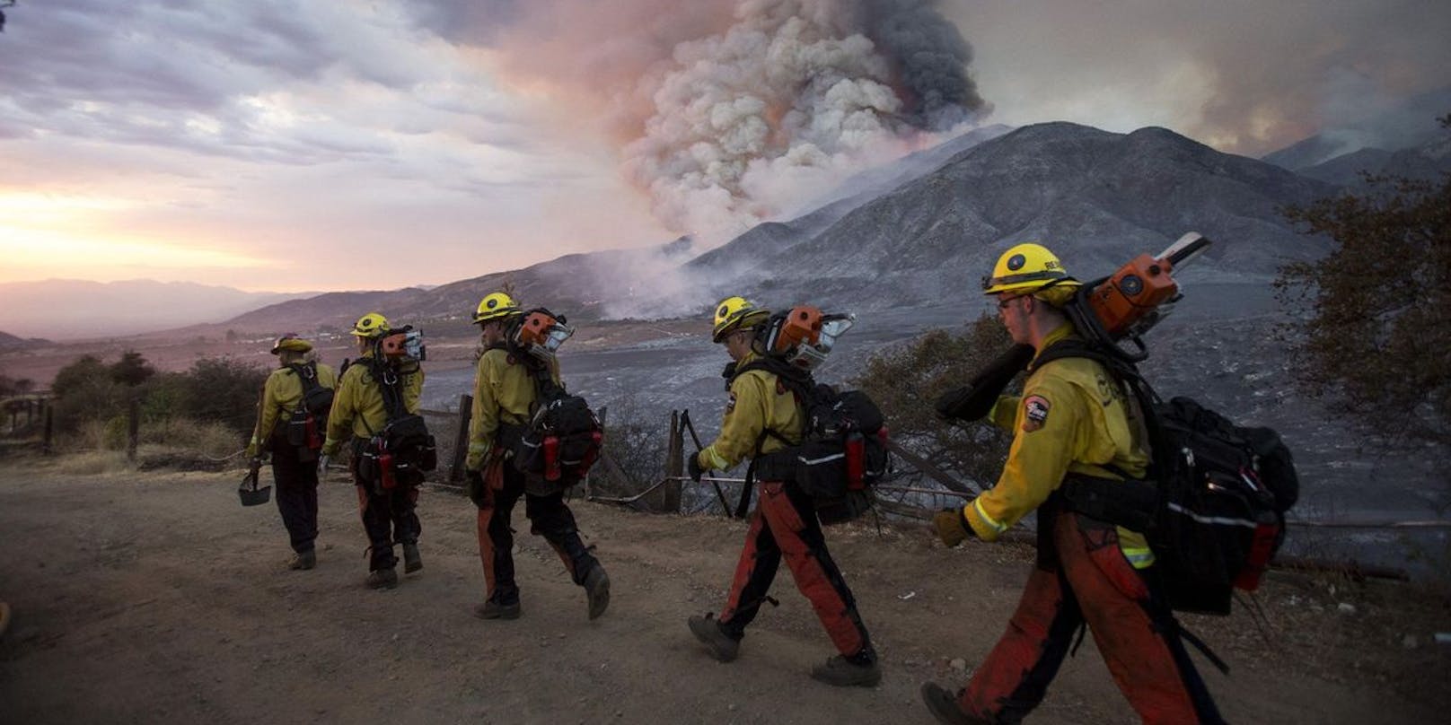 Angehörige der Feuerwehr formieren sich zur Bekämpfung der Brände im Yucaipa-Regionalpark. (5. September 2020)