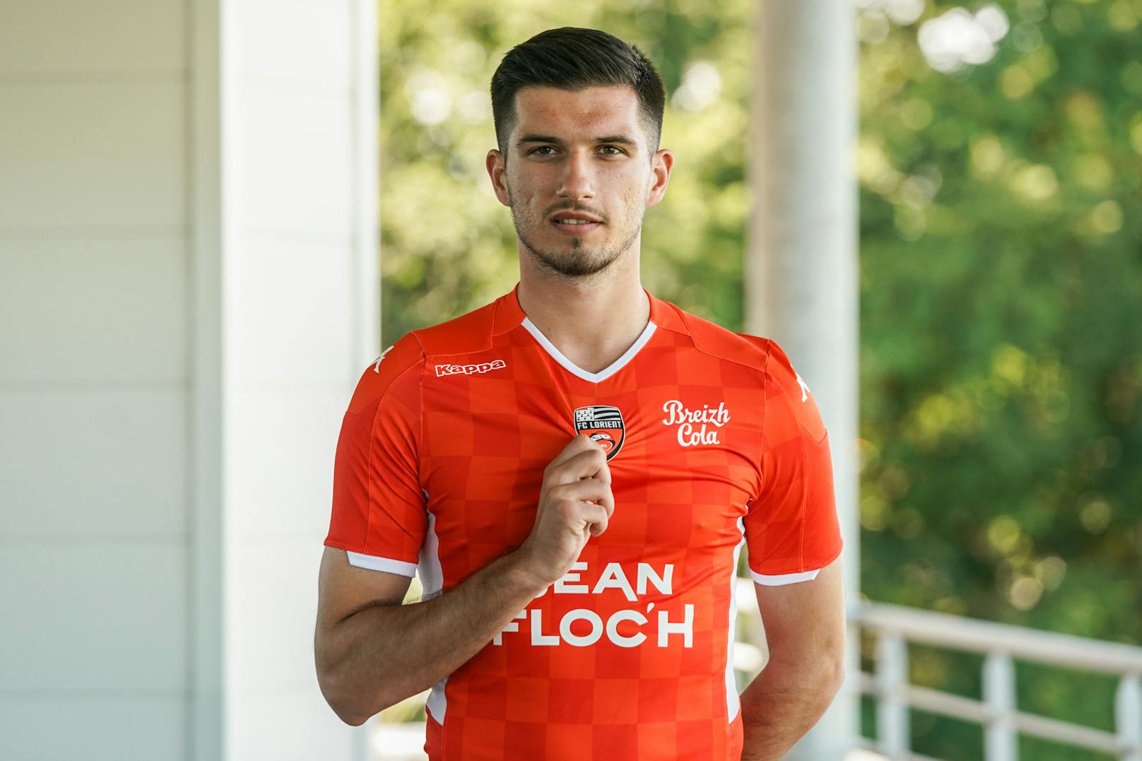 Adrian Grbic posiert im Trikot seines neuen Vereins.