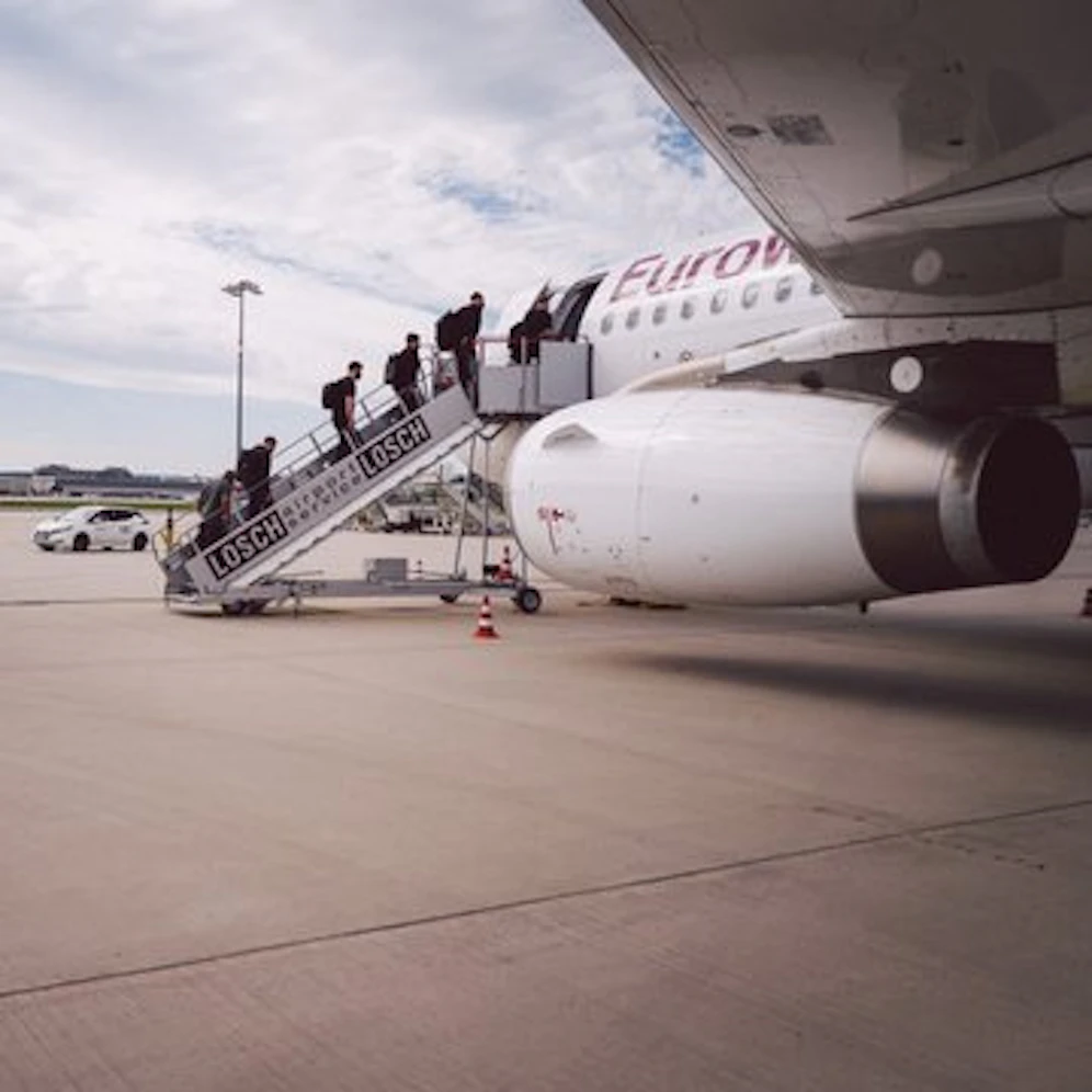 Deutschlands Nationalteam erntet für Flugreise Kritik.