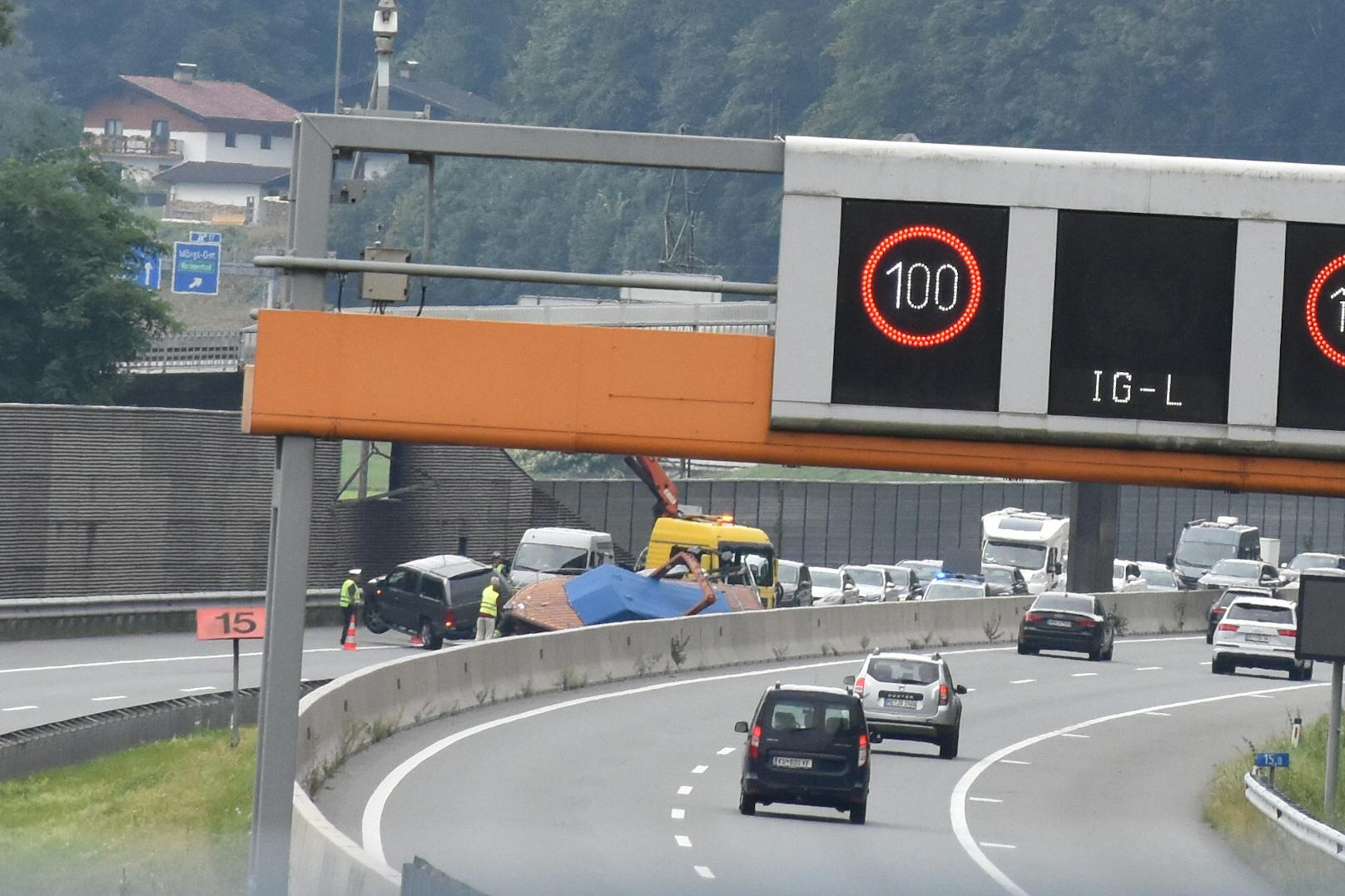 Ein Pkw-Lenker aus Regensburg in Deutschland löste Sonntagvormittag einen riesigen Stau auf der A12 im Bezirk Kufstein in Fahrtrichtung Deutschland aus.