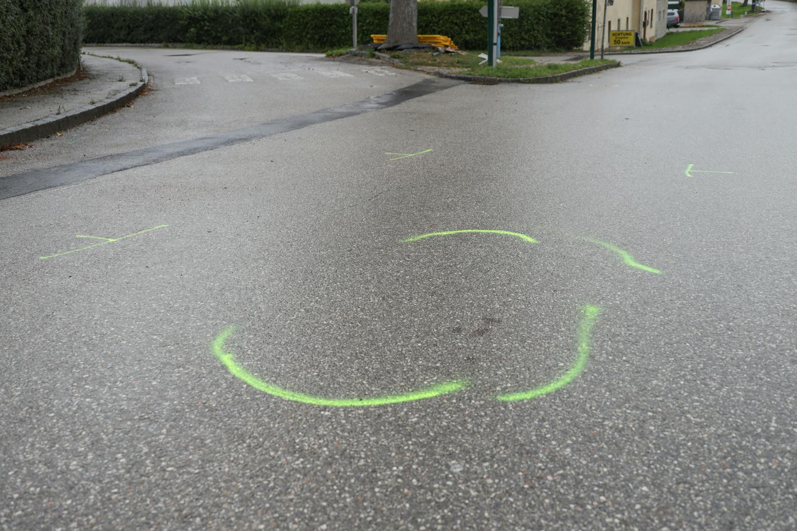 Die 14-Jährige wurde auf die Fahrbahn geschleudert, die 17-Jährige wurde 30 Meter mit dem Auto mitgeschleift.