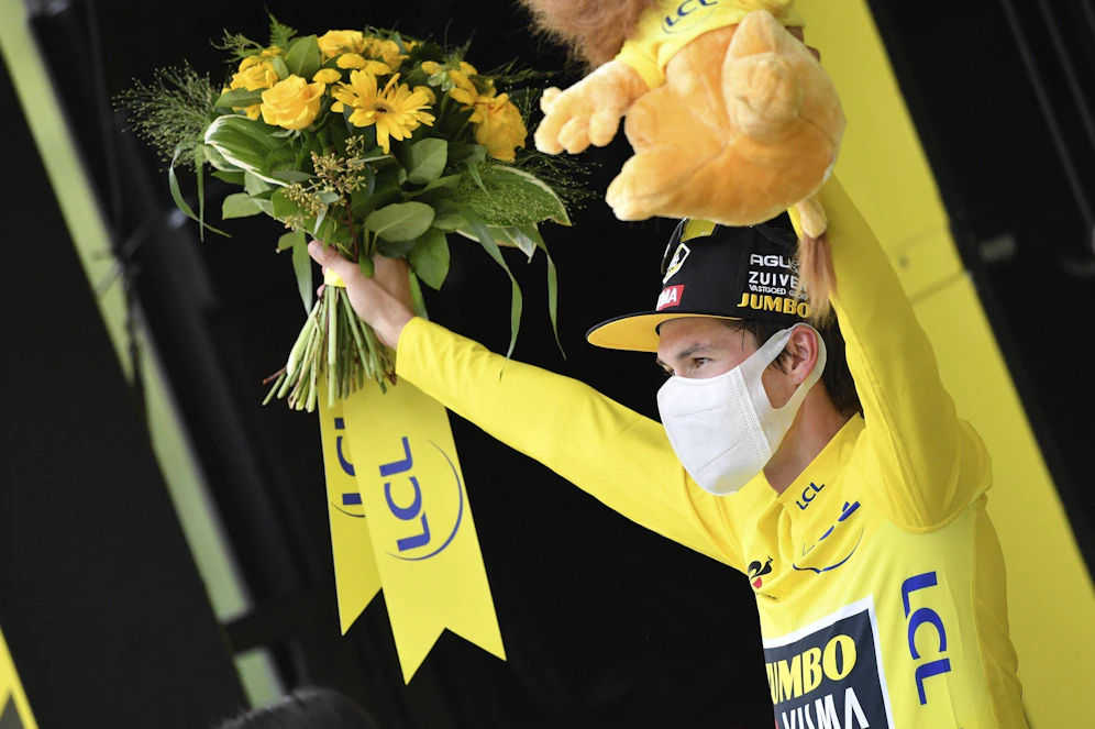Primoz Roglic strahlt im gelben Trikot.