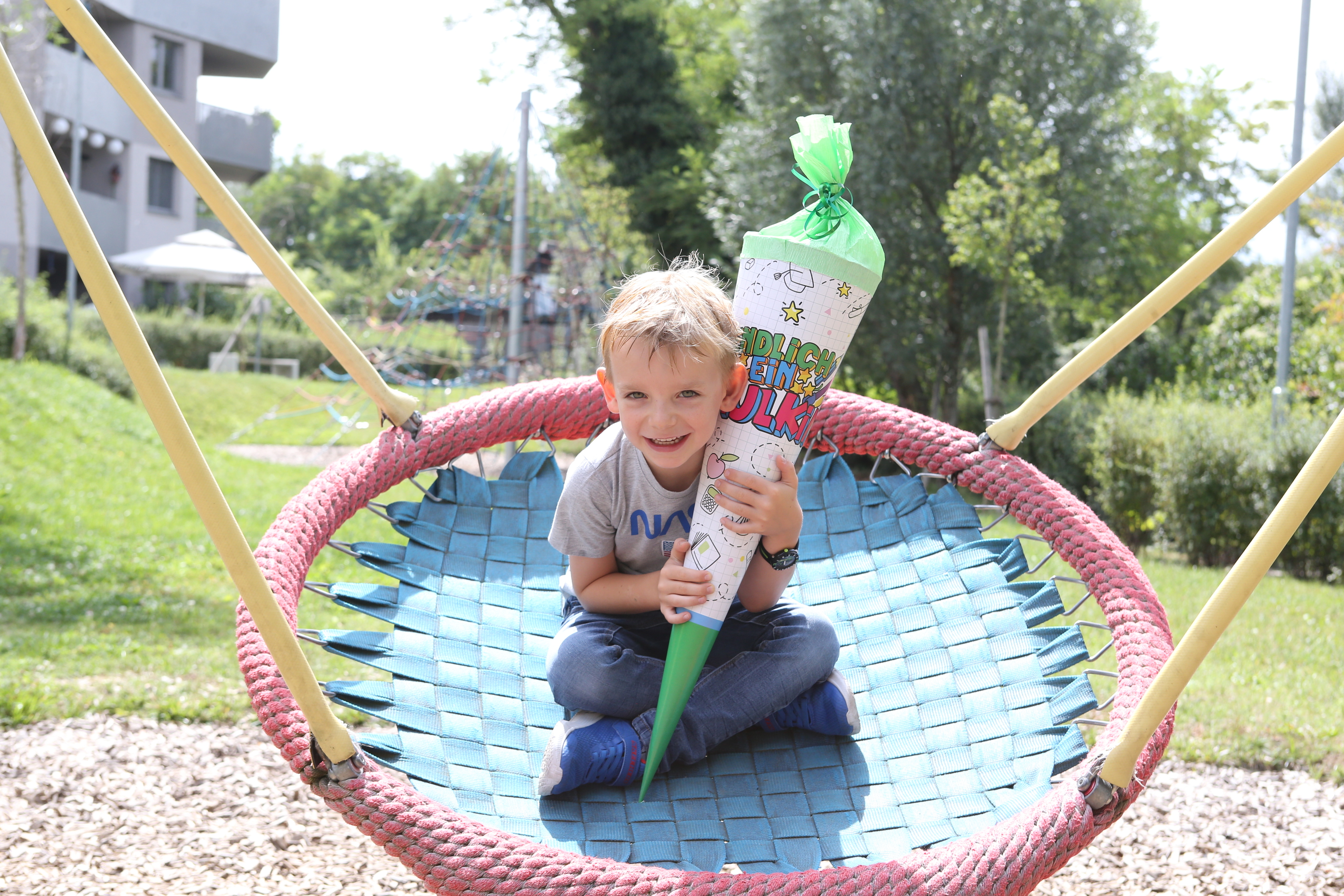 Der kleine Julian (6) freut sich auf seinen ersten Schultag.