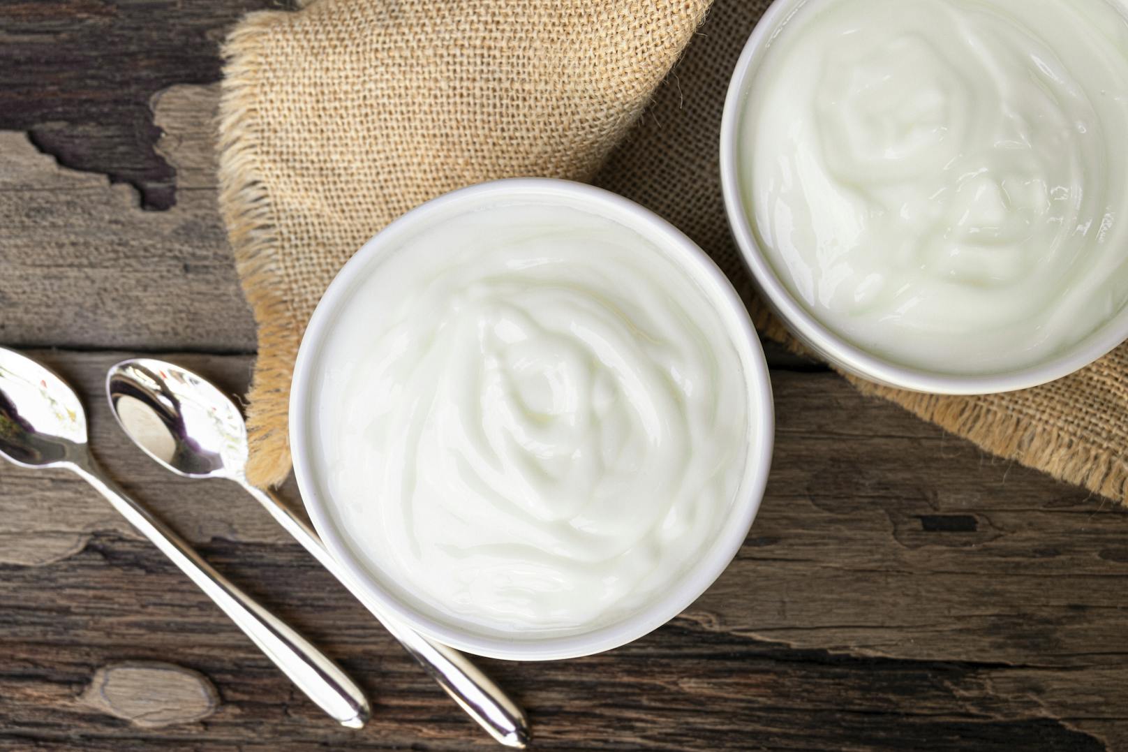 <strong>Joghurt:</strong>&nbsp;Eigentlich ist Joghurt ja ein Frühstücks-Klassiker. Und wenn du keine empfindliche Verdauung hast, beschwert sich dein Magen auch nicht unmittelbar nach dem Löffeln. Auf leeren Magen können die im Joghurt enthaltenen Milchsäurebakterien nicht richtig aufgenommen werden. Stattdessen tötet unsere Magensäure die gesunden Bakterien ab, bevor sie in den Darm gelangen können.