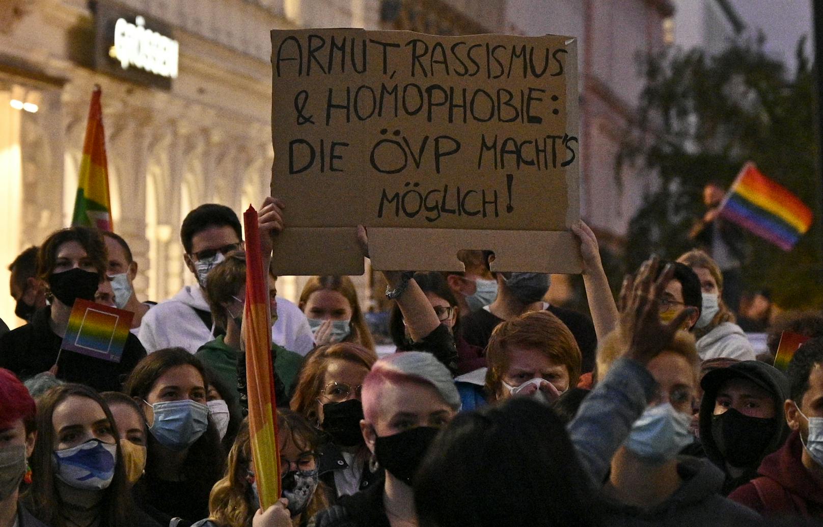 Als Reaktion wurde zur Gegendemonstration unter dem Motto "Dem Hass keinen Platz" aufgerufen. Sie fand am Montag ab 19 Uhr am Platz der Menschenrechte in Wien statt. "Hetze ist keine Meinungsfreiheit", heißt es in der Facebook-Beschreibung des Events.