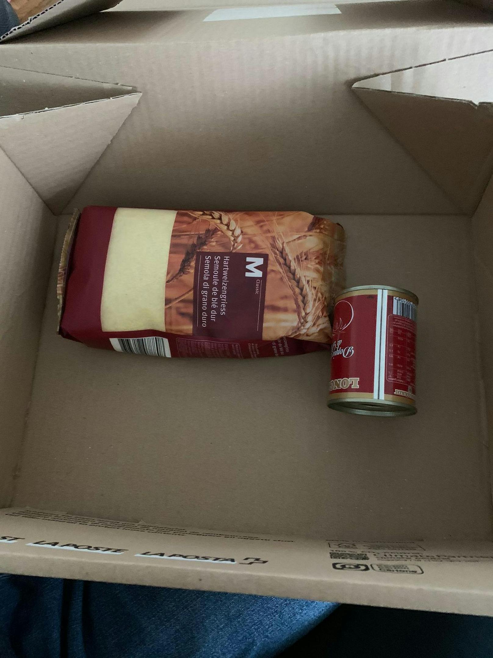 Anstelle eines neuen iPhones bekam N.A. Hartweizengriess und Tomatenmark im Paket zugestellt.