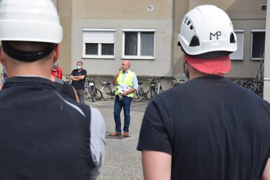 Markus Wieser und Mitarbeiter der Zuckerfabrik in Leopoldsdorf.
