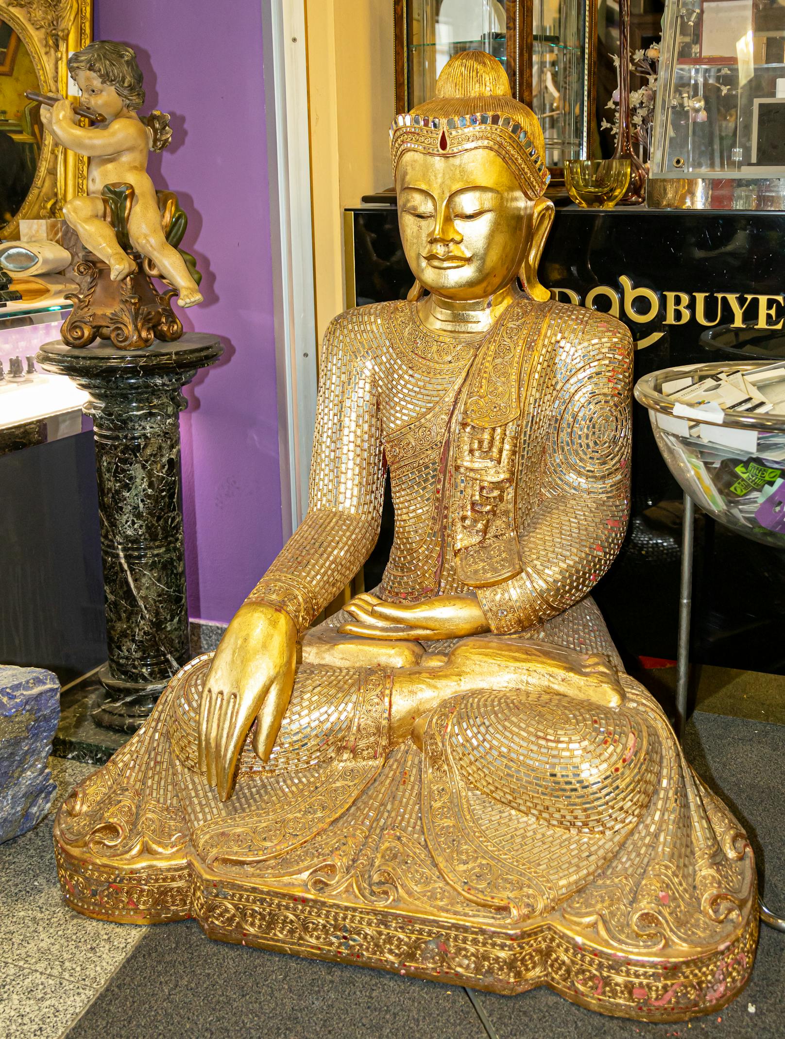 Auch der rieisige Buddha kann gekauft werden.