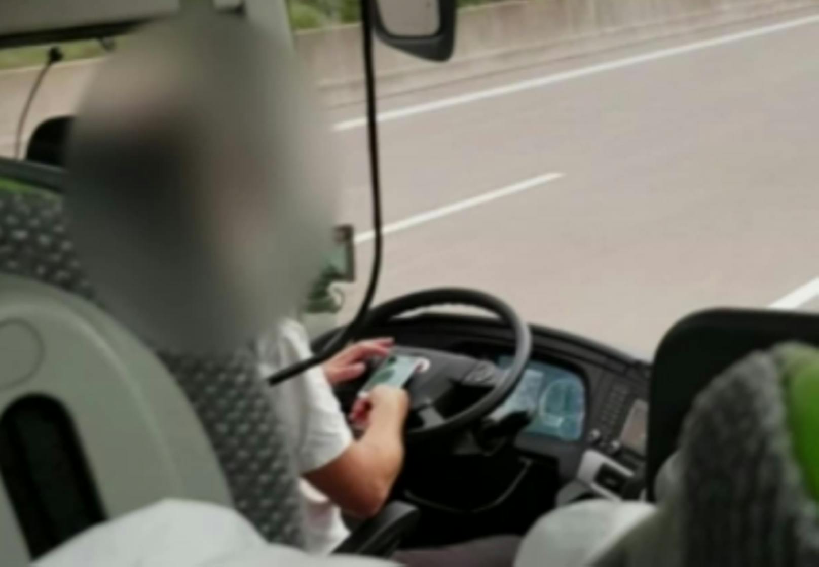 Der Busfahrer soll während der Fahrt Videospiele gespielt haben.