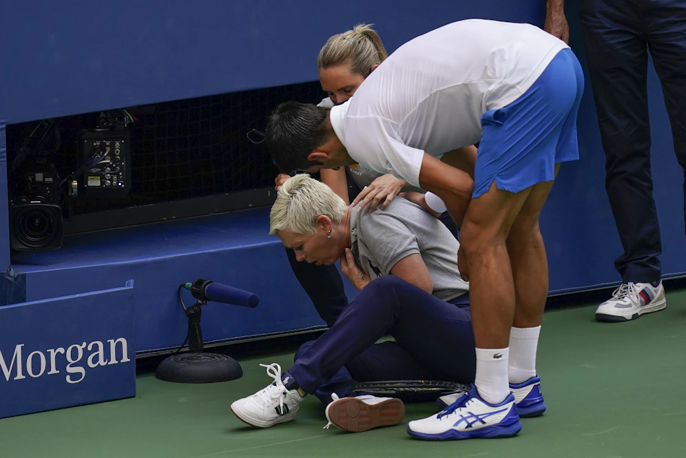 Novak Djokovic entschuldigt sich bei der Linienrichterin.