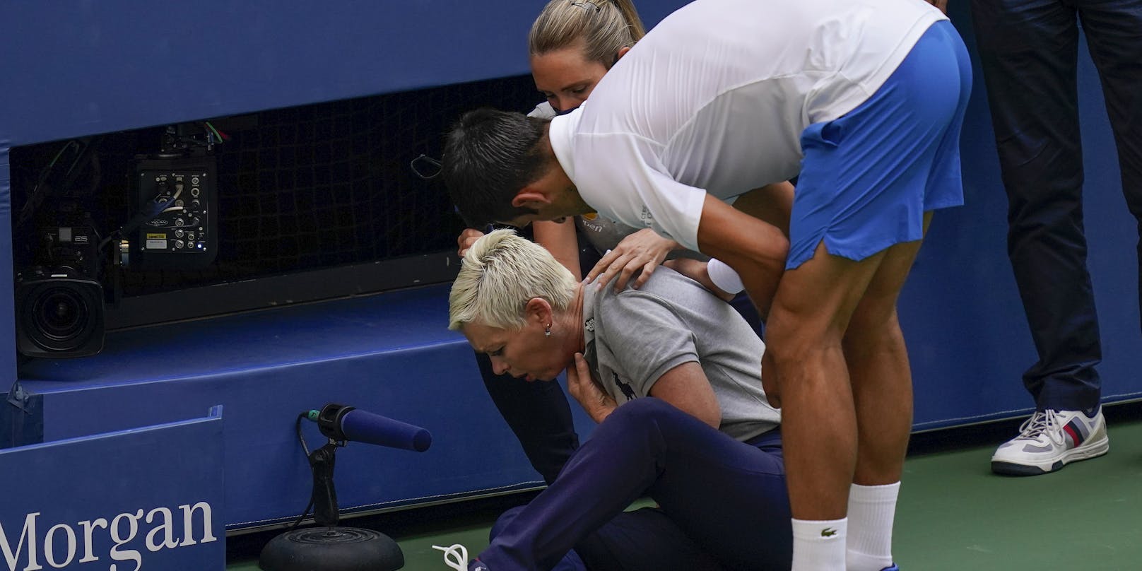 Novak Djokovic entschuldigt sich bei der Linienrichterin.