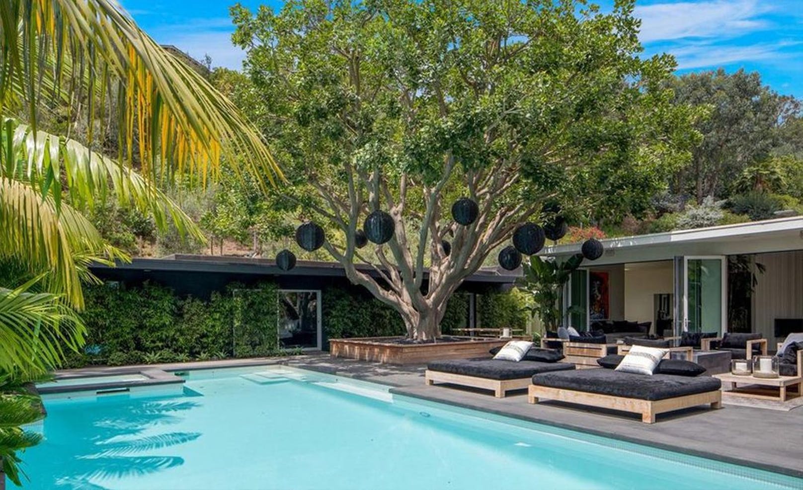 Erst vor drei Jahren&nbsp;ewarben Cindy Crawford und Ehemann Rande Gerber diese Villa mit Pool in Beverly Hills. Jetzt steht sie zum Verkauf.