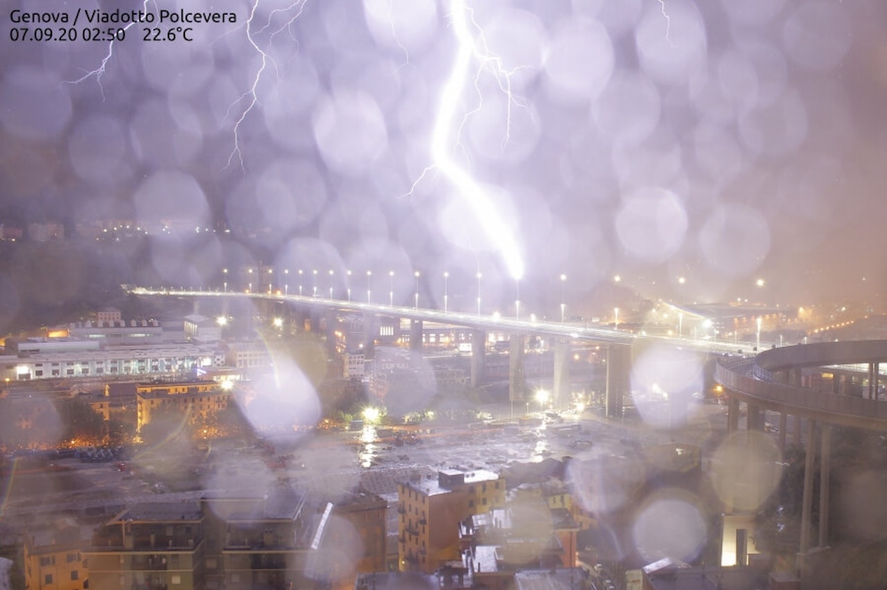Heute.at - Fotos zeigen Wasserhose und Blitzeinschlag in Genua