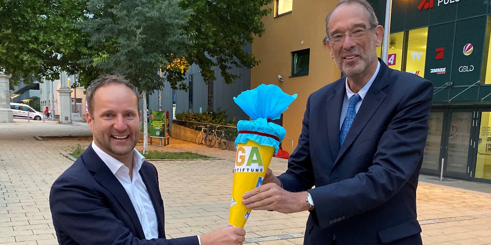 Minister Faßmann (2,03 Meter) und Matthias Strolz (1,72) bei der "Mega-Bildungsmillion" von Puls 4