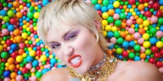 Freche Deko: Miley hängt sich Sex-Toys an die Wand