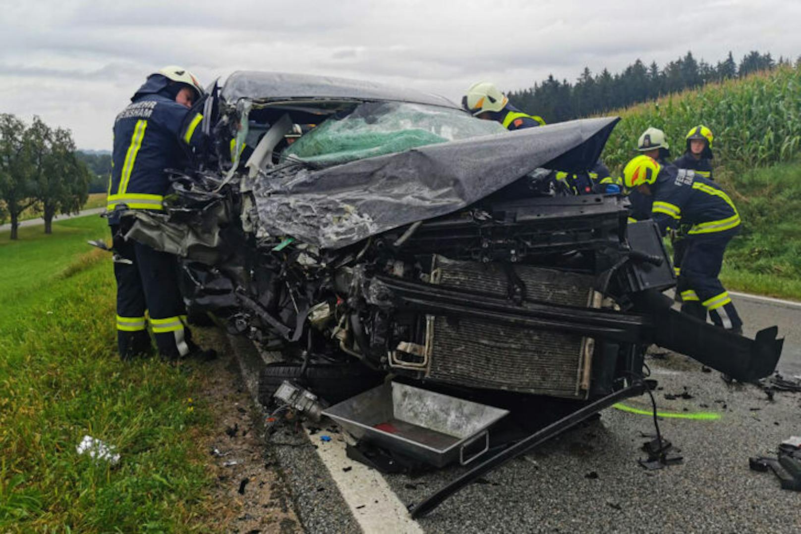 Ein Frontalzusammenstoß zweier Fahrzeuge auf der Sauwaldstraße in Oberösterreich hat am Sonntag mehrere Verletzte gefordert.
