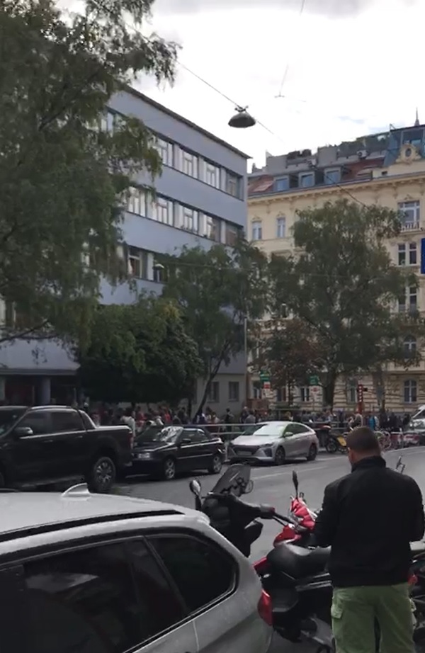 Eine riesige Schlange hat sich vor der Schule gebildet.