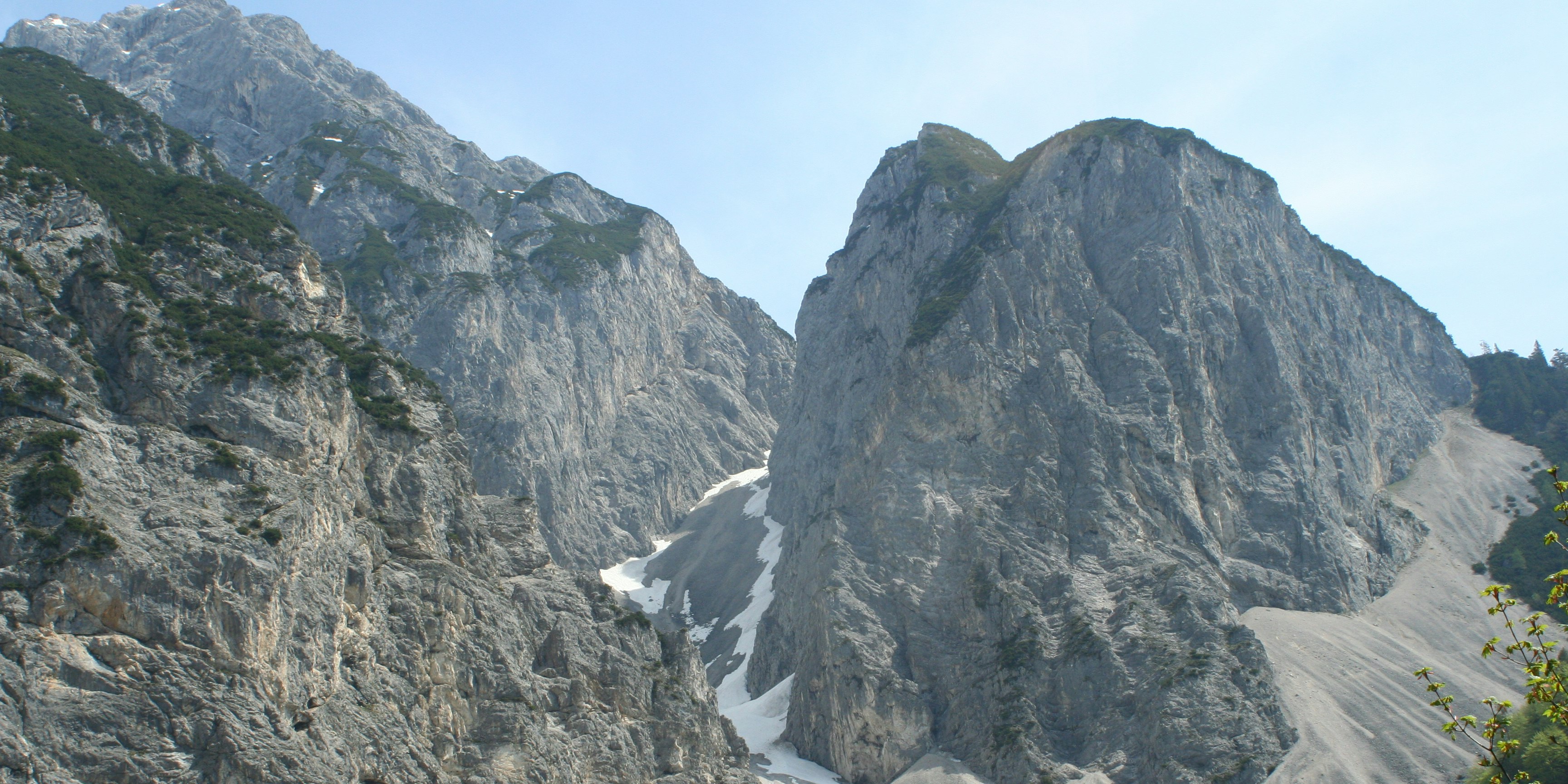 Rechts die Hüttenspitze, links die Wechselspitze, dazwischen die Wechselscharte