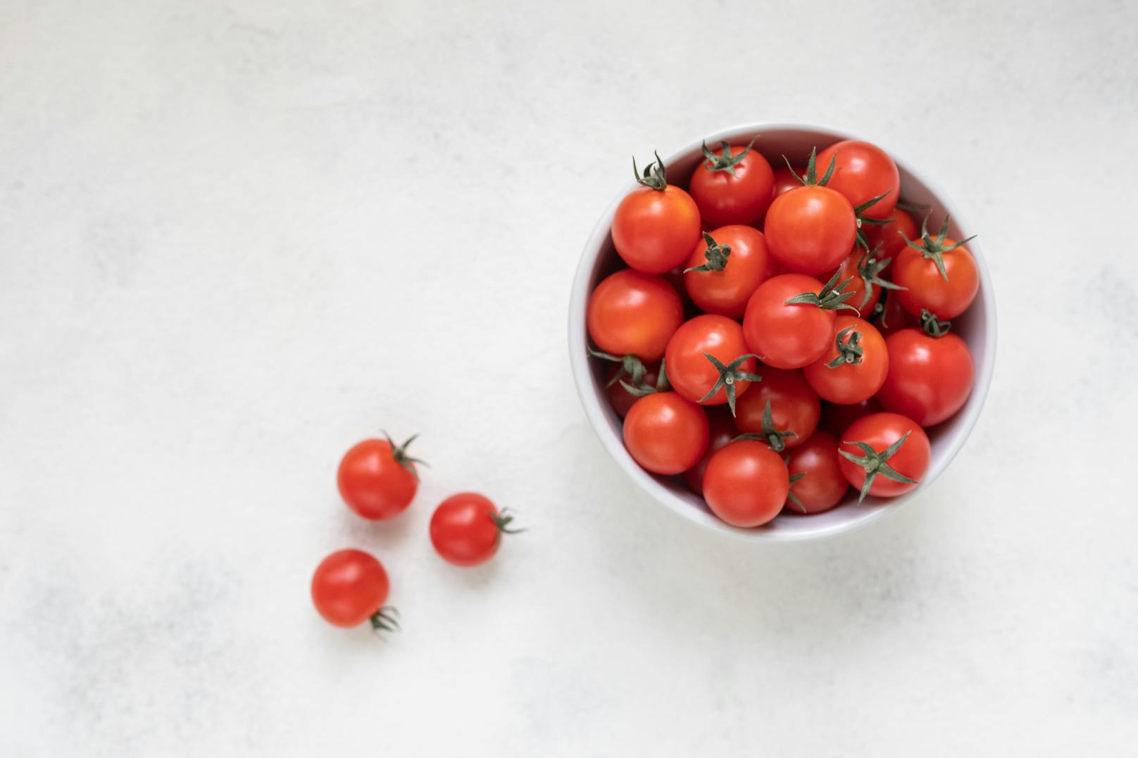 <strong>Tomaten: </strong>Vor allem&nbsp;Tomaten können auf nüchternem Magen zu Sodbrennen, Blähungen und Krämpfen führen. Das Nachtschattengewächs ist reich an Gerbsäure, die den Säuregehalt im Magen erhöht.