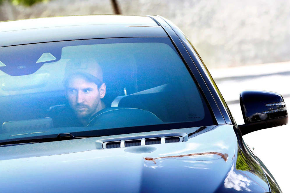 Lionel Messi fährt in seinem Mercedes am Klubgelände vor