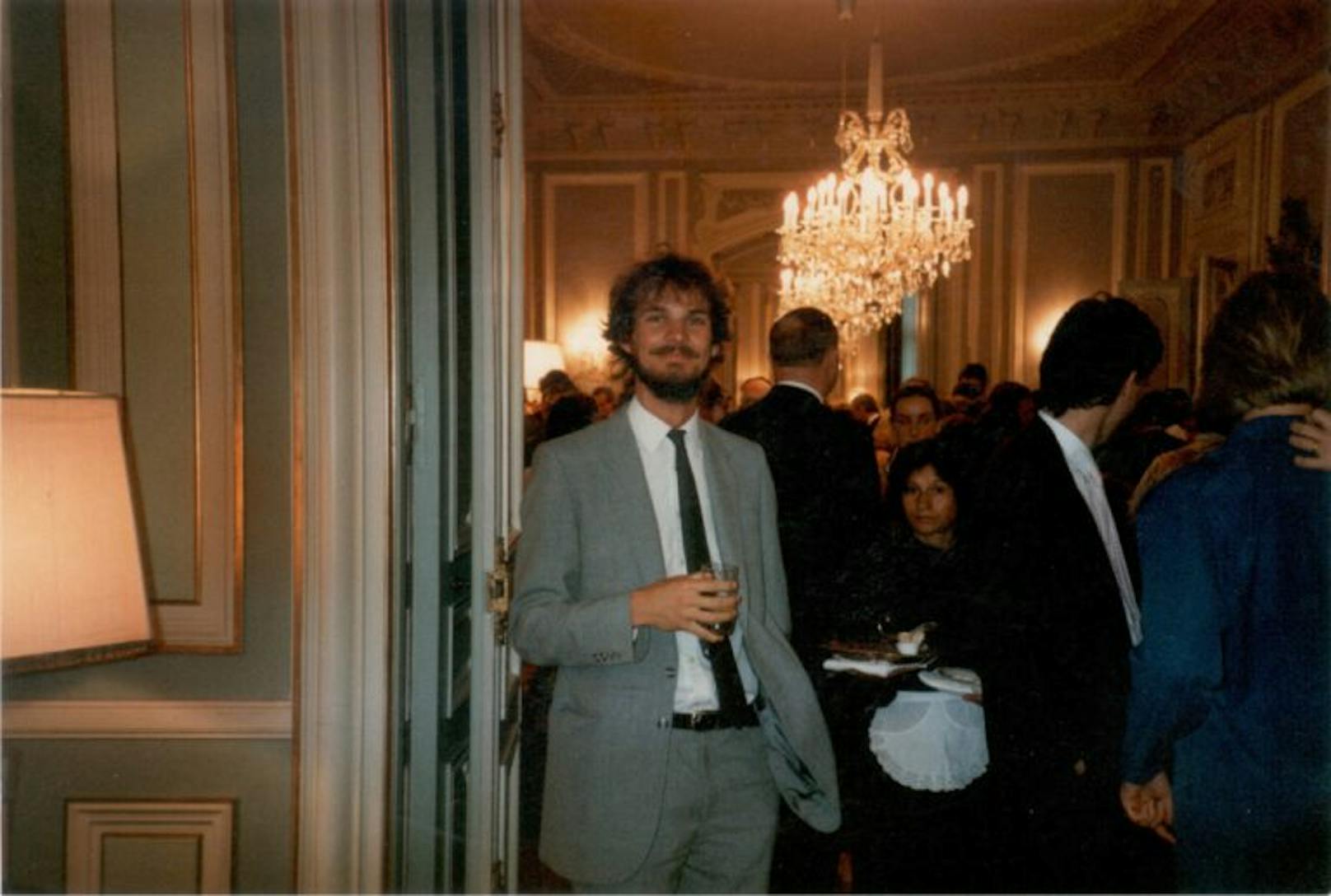 Leigh Turner bei einer Botschaftsveranstaltung in der britischen Residenz 1987. Das Haupthaar ist weniger geworden, die Liebe zu Wien dafür mehr.