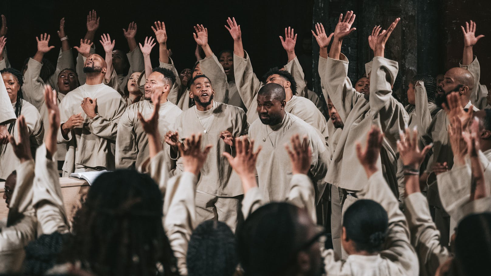 Die Gottesdienste des Rappers <strong>Kanye West</strong> (Mitte) machen jeden Kirchgang zum Spektakel.