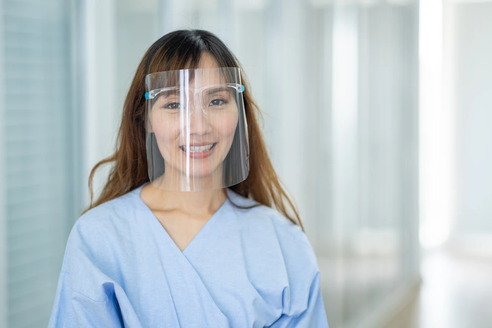 Face-Shields bieten keinen optimalen Schutz vor dem Virus.
