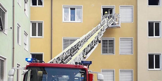 Die Einsatzkräfte gelangten über eine Drehleiter in die Wohnung.