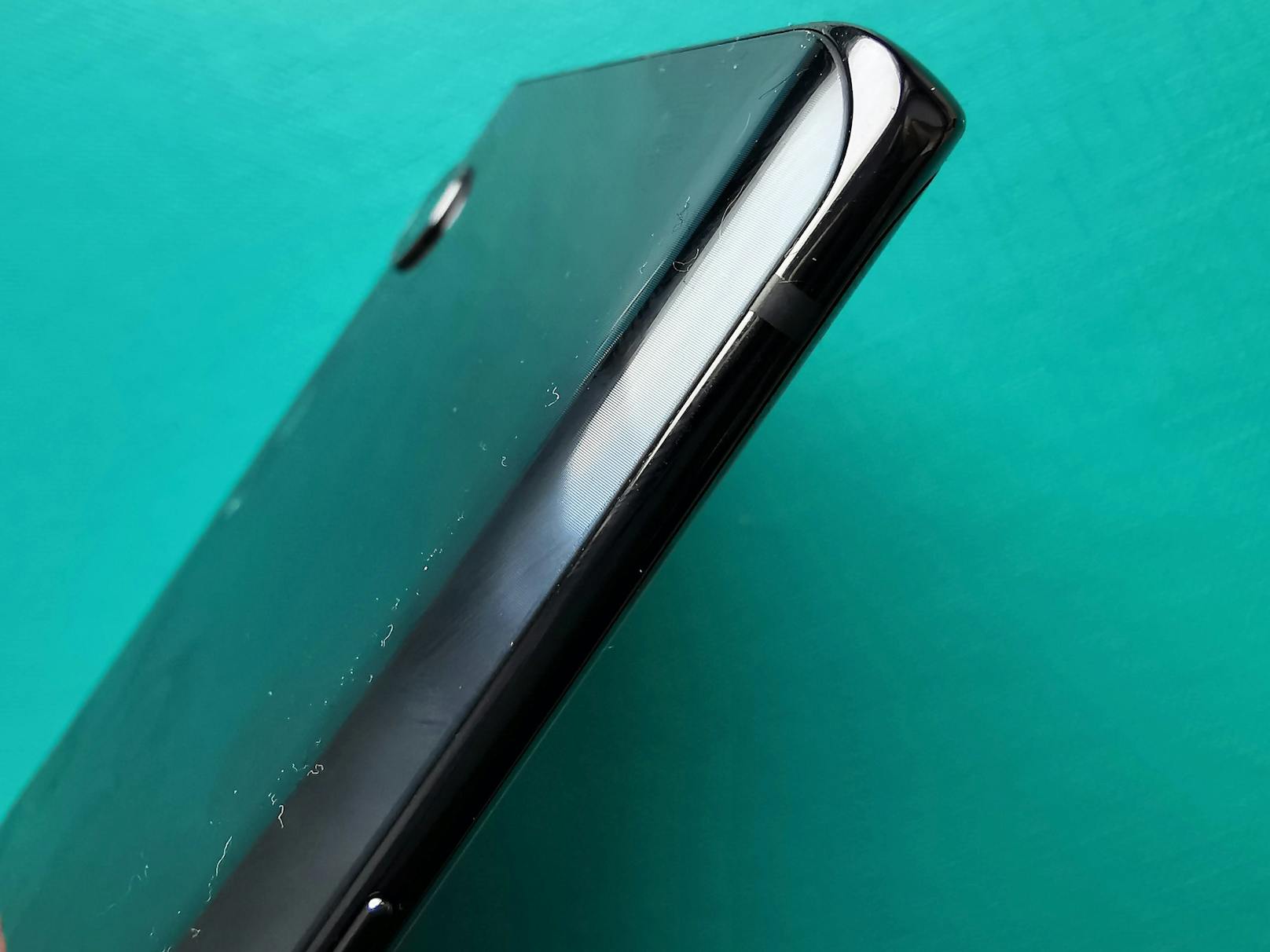Schon am Papier sehen die Werte des LG Velvet extrem gut aus, in der Praxis sind sie das auch. Das Smartphone zeigt eine Glasvorder- und -rückseite in einem schmalen Aluminiumrahmen.