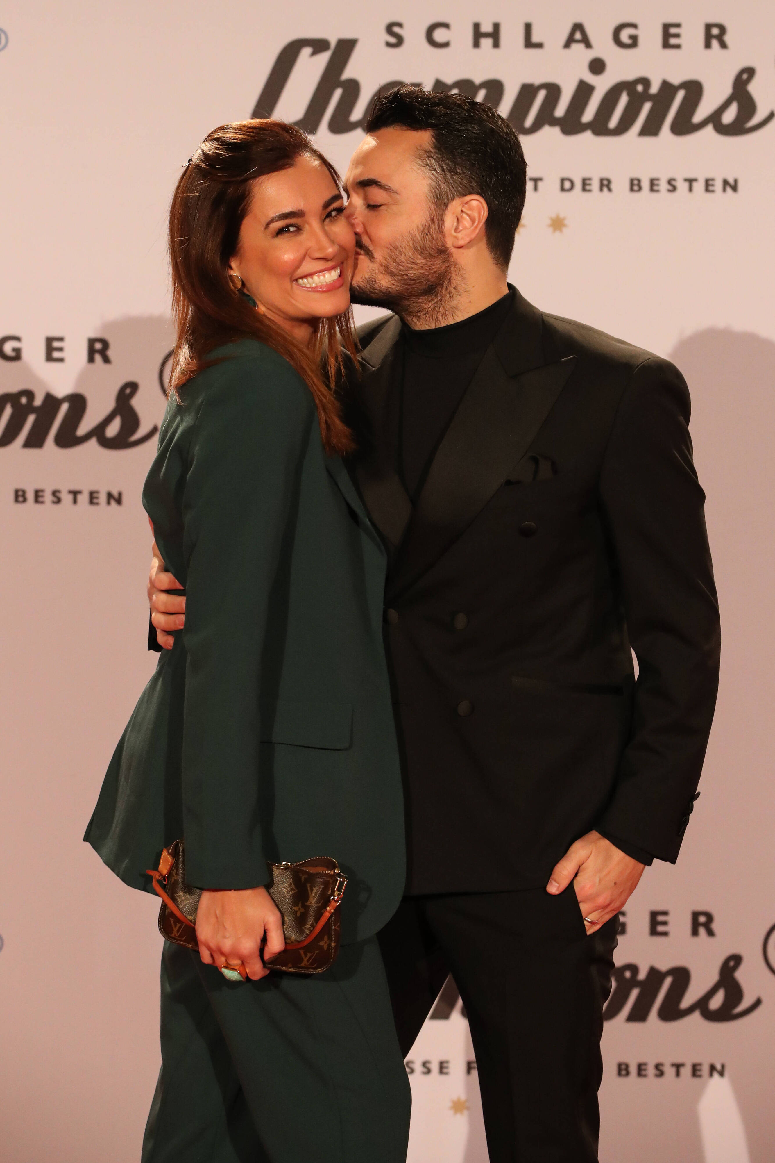 Während ihrer Quarantäne ist Moderatorin <strong>Jana Ina Zarrella</strong> auch räumlich von ihrem Mann <strong>Giovanni Zarrella</strong> und den gemeinsamen Kindern getrennt.