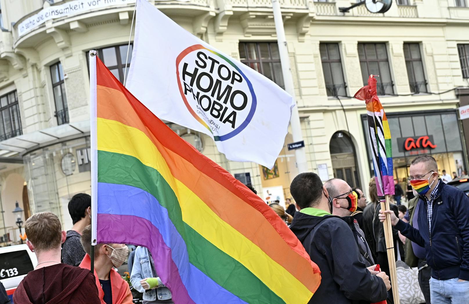 Dass am Montagabend überhaupt in Wien eine Demonstration gegen Homophobie stattfand, liegt an einem Vorfall vom Samstag.