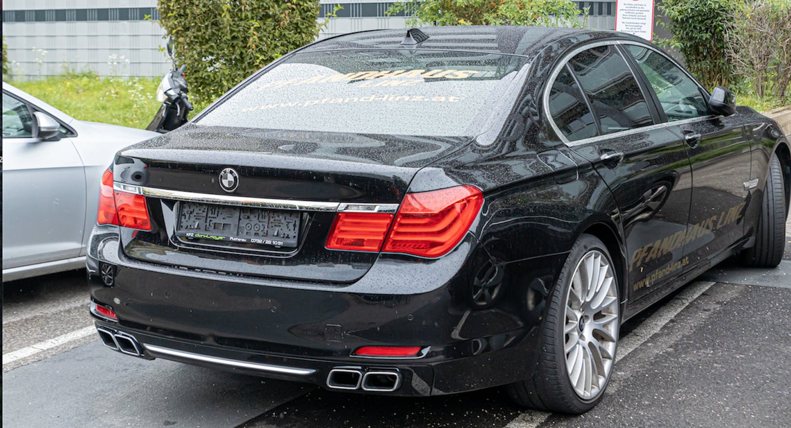 Auch den 7er BMW (Baujahr 2010, 140.000 km) verkauft der Pfandleiher. Preis: 19.000 Euro.