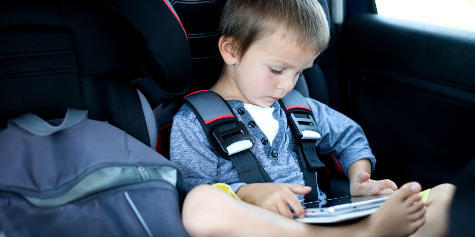 Das Kleinkind saß offenbar stundenlang im Auto und spielte mit einem Handy (Symbolfoto)
