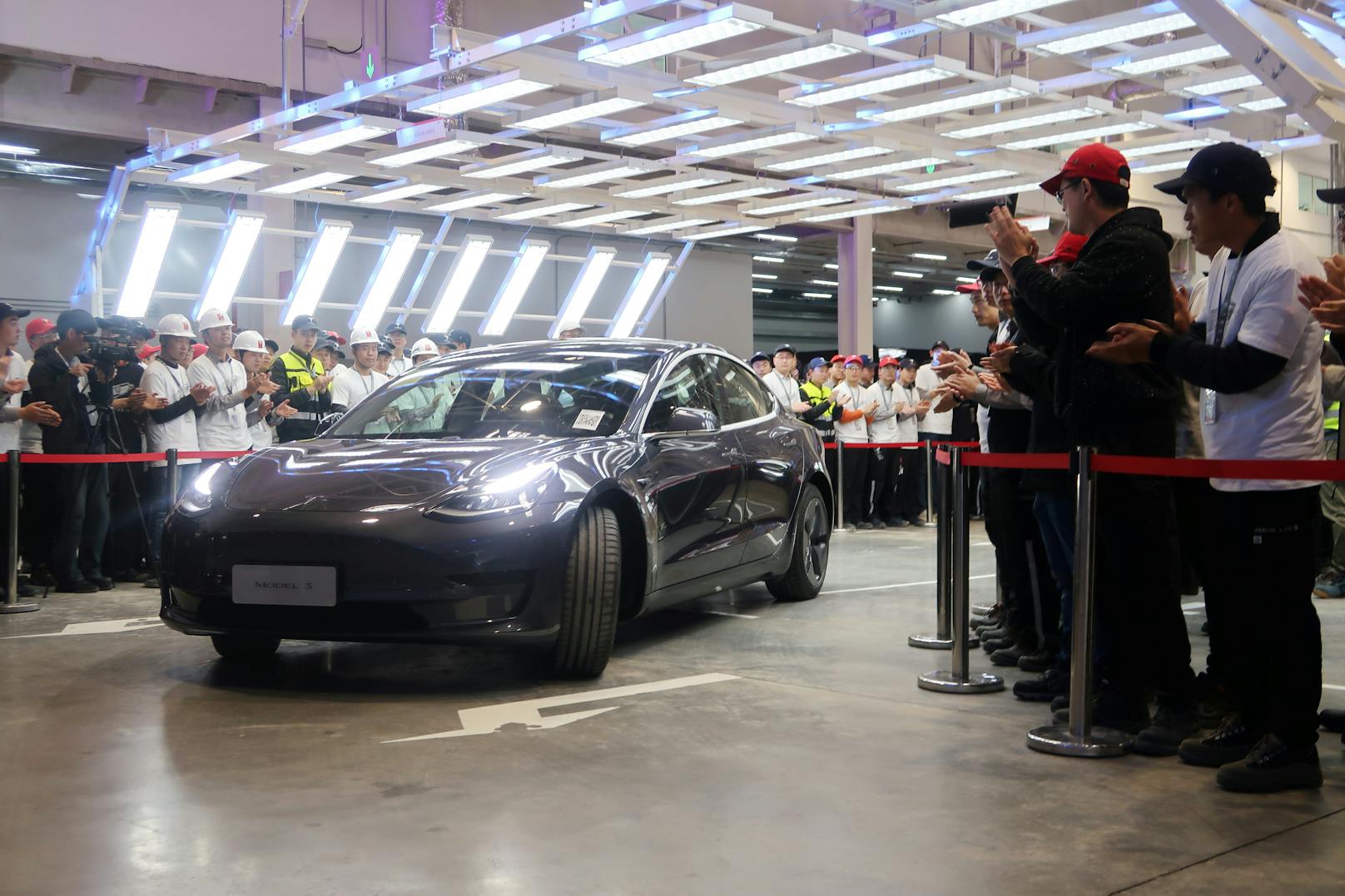Damit ist Tesla jetzt der wertvollste Autobauer weltweit.