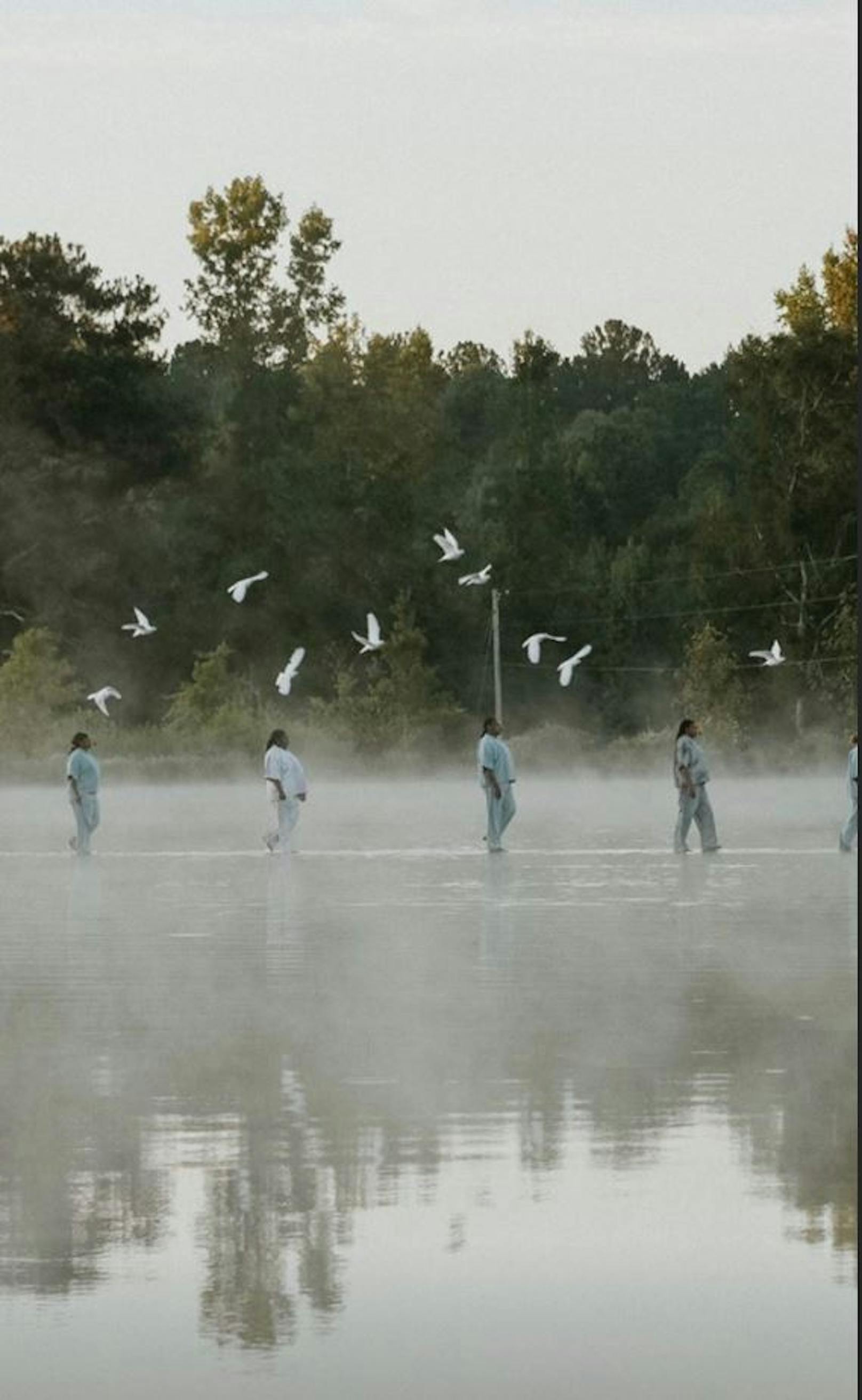 Ehrfürchtig verlassen Kanye Wests Pilger nach dem "Sunday Service" den Teich.