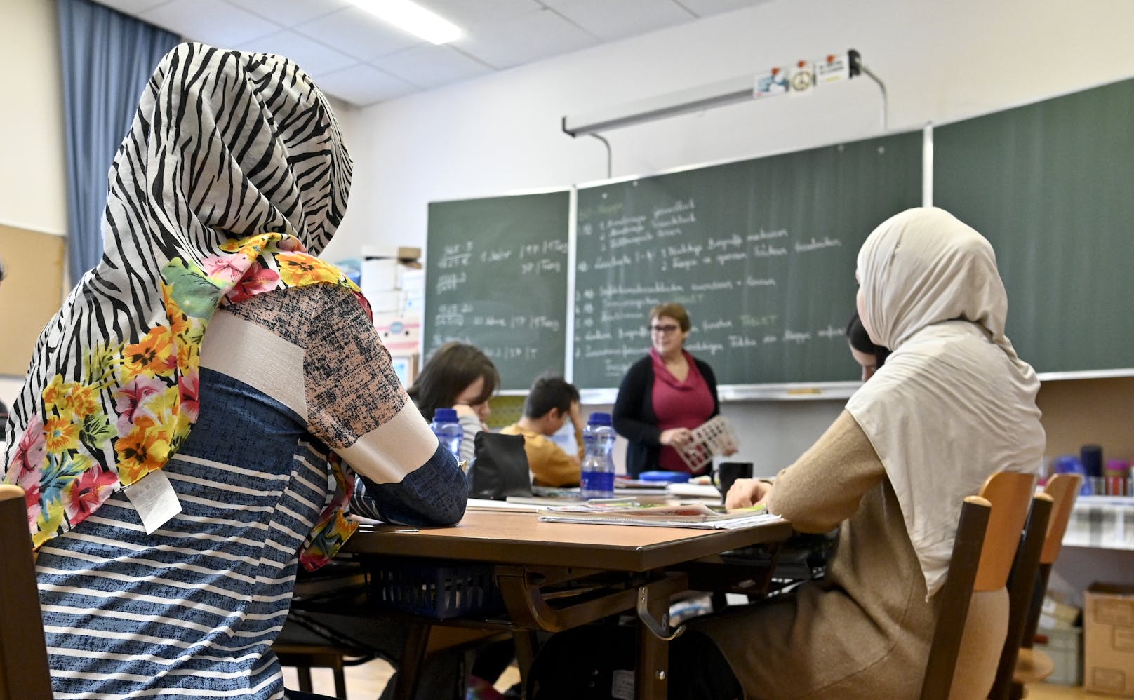 Schülerinnen mit Kopftuch aufgenommen am Montag, 27. Jänner 2020, in einer Schule in Wien-Hernals.
