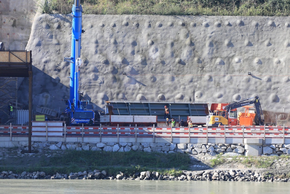 Der erste Teil der Brücke für den Westring liegt schon am Ufer.