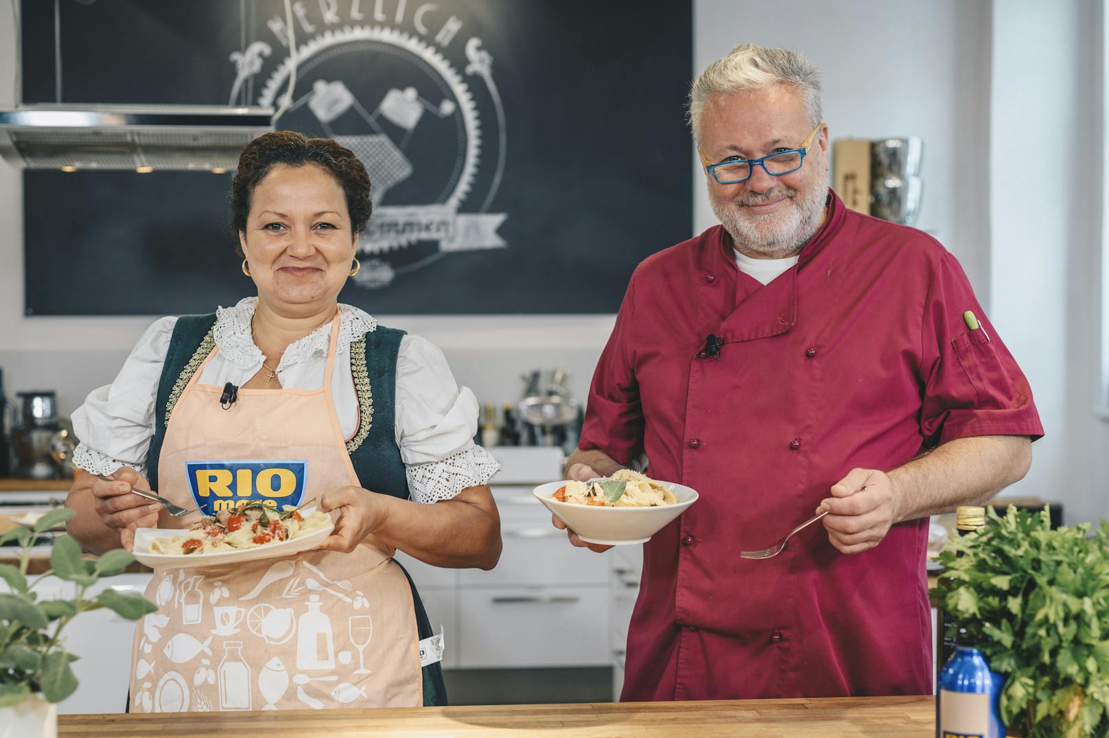 Gewinnerin Maria R. und Profi-Koch Erik Pauer lassen sich die köstlichen Pappardelle mit Thunfisch-Tomatensauce schmecken.