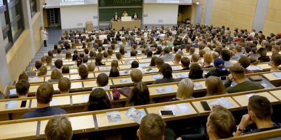 Die engagierte Professorin war bei ihren Studenten beliebt und wurde von ihnen geschätzt.