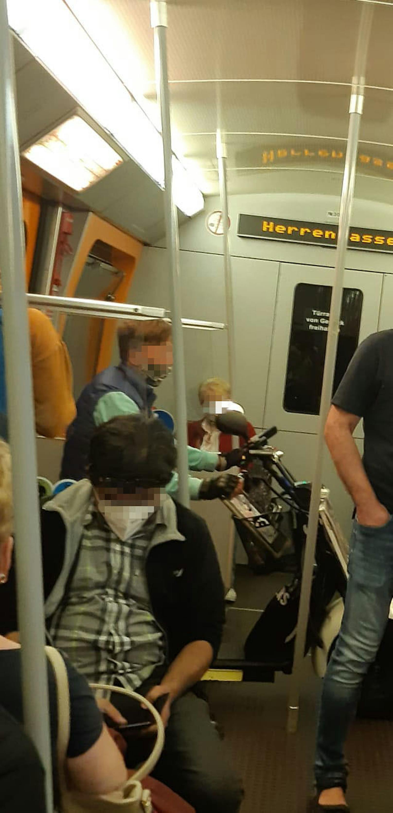 Der junge Mann war mit dem E-Roller in der U-Bahn unterwegs.