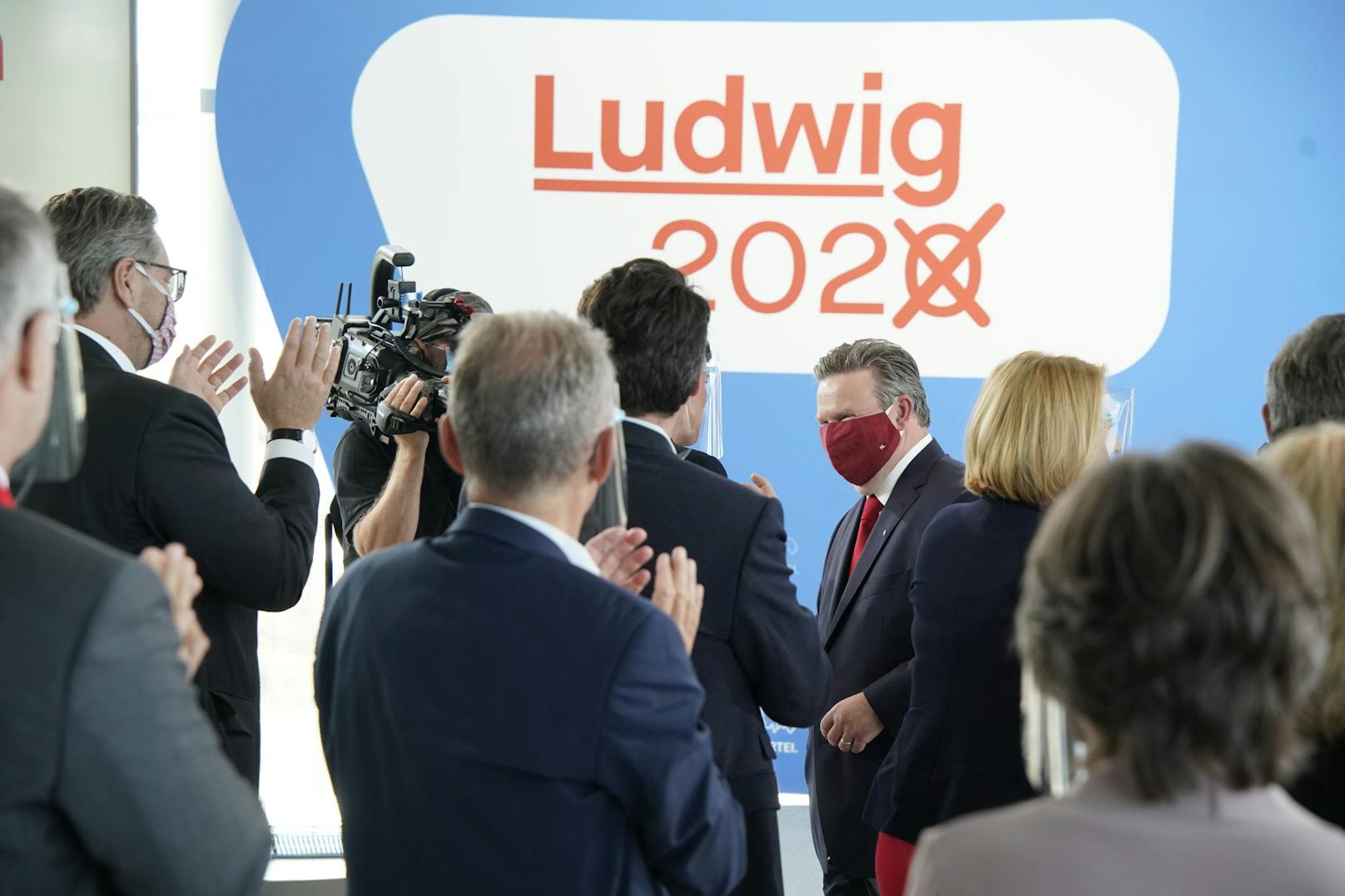 In der "MQ Libelle" gab Spitzenkandidat Michael Ludwig den Startschuss für den Wahlkampf – Corona-koform und im SPÖ-Stil mit roter Maske.