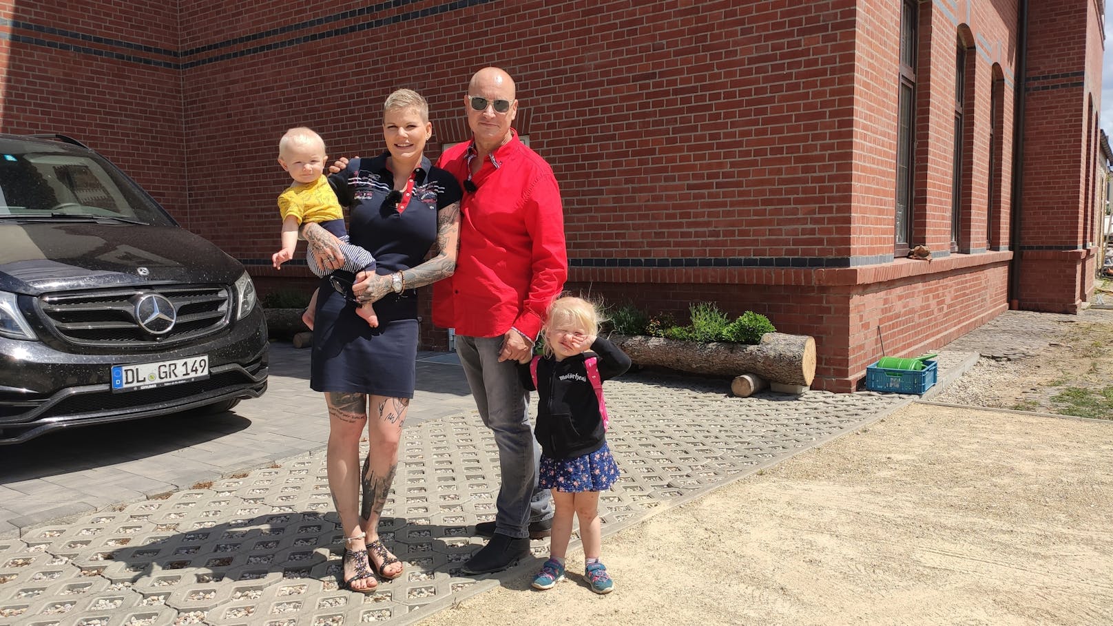 Melanie Müller mit Ehemann und ihren Kindern bei "Plötzlich arm, plötzlich reich"