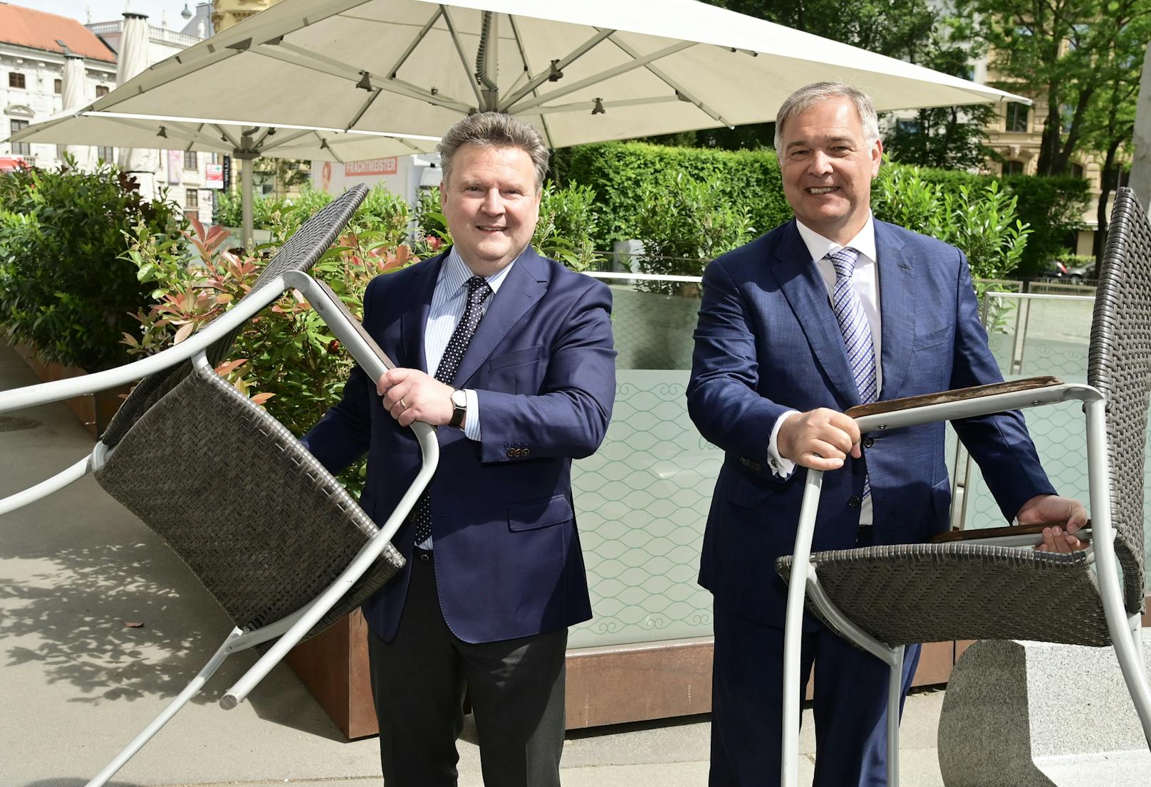 Bürgermeister Michael Ludwig und Kammer-Präsident Walter Ruck bei der Wiedereröffnung der Gastronomie im Mai.